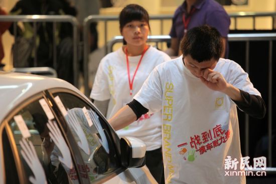 摸車大賽：女子瘋狂比拼51小時勝出領走愛車 圖