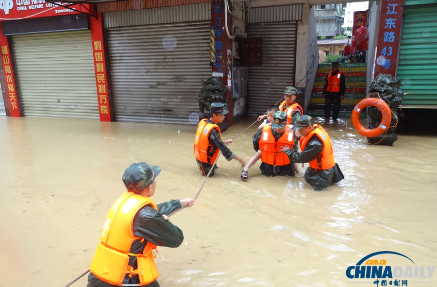 福建三明：武警全力抗擊臺風“潭美”