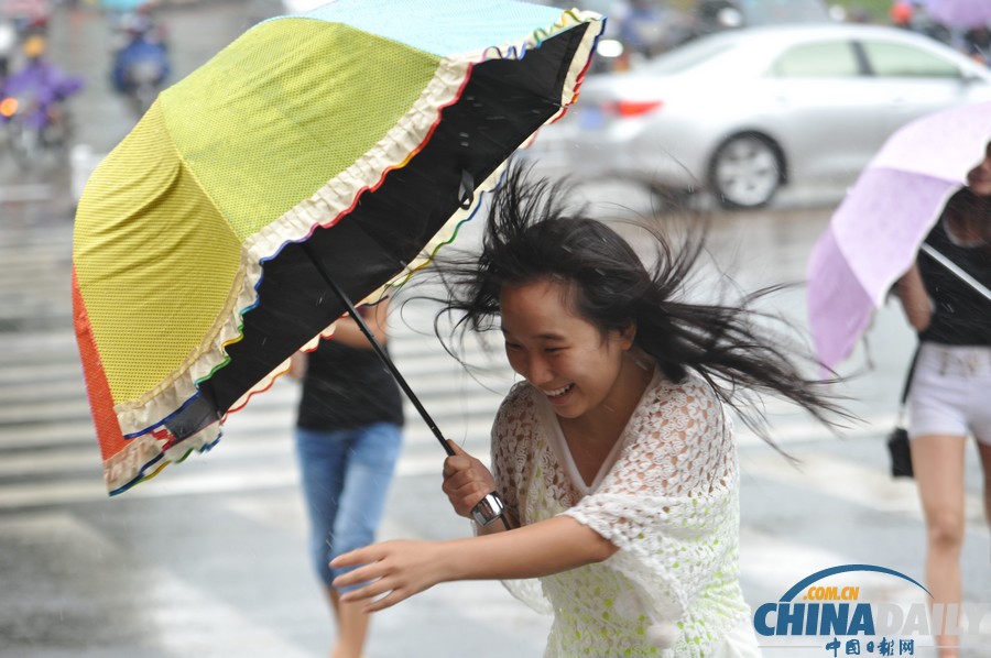 臺風“百合”逼近海南 瓊海市民躲雨避風各有高招