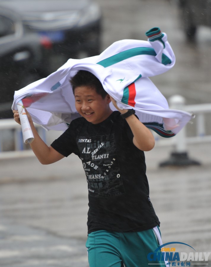 臺風“百合”逼近海南 瓊海市民躲雨避風各有高招