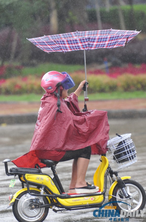 臺風(fēng)“百合”逼近海南 瓊海市民躲雨避風(fēng)各有高招