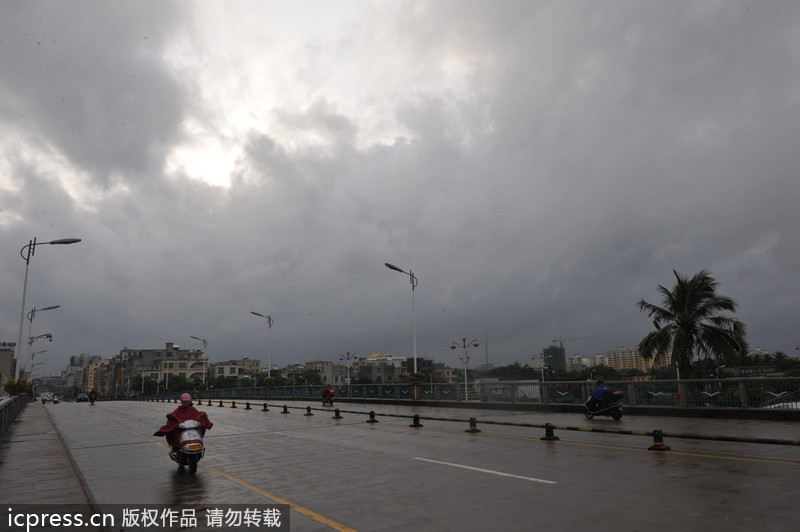 臺風(fēng)“百合”逼近海南 瓊海市民躲雨避風(fēng)各有高招