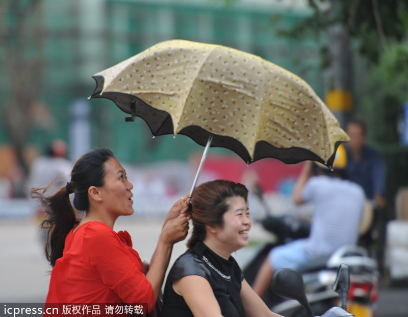 臺(tái)風(fēng)“百合”逼近海南 瓊海市民躲雨避風(fēng)各有高招