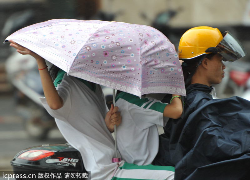 臺風“百合”逼近海南 瓊海市民躲雨避風各有高招