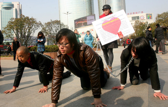 美女行為藝術(shù)用狗鏈牽3男子爬行表達反抗男權(quán)(圖)