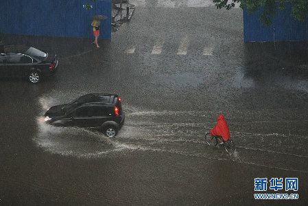 北京遭遇強(qiáng)雷雨天氣 部分地區(qū)積水嚴(yán)重