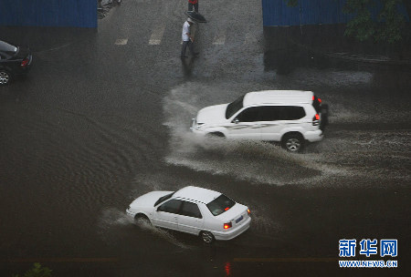 北京遭遇強(qiáng)雷雨天氣 部分地區(qū)積水嚴(yán)重