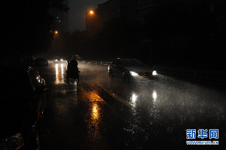 北京遭遇強(qiáng)雷雨天氣 部分地區(qū)積水嚴(yán)重