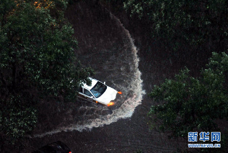 北京遭遇強雷雨天氣 部分地區(qū)積水嚴重