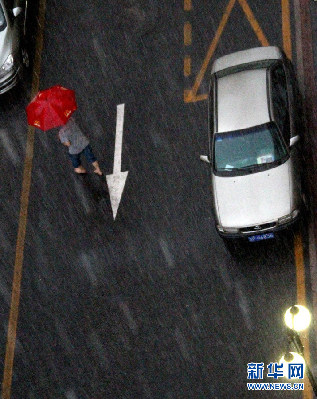 北京遭遇強(qiáng)雷雨天氣 部分地區(qū)積水嚴(yán)重