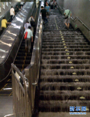 北京遭遇強(qiáng)雷雨天氣 部分地區(qū)積水嚴(yán)重