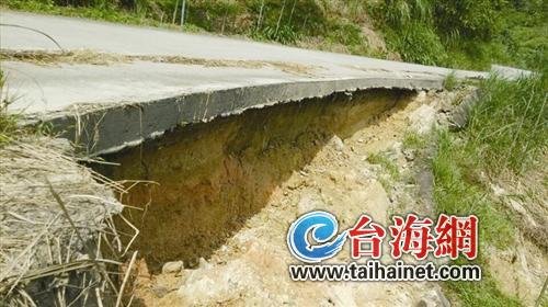 泉州一公路路基被大雨掏空 懸空數(shù)月無人處理