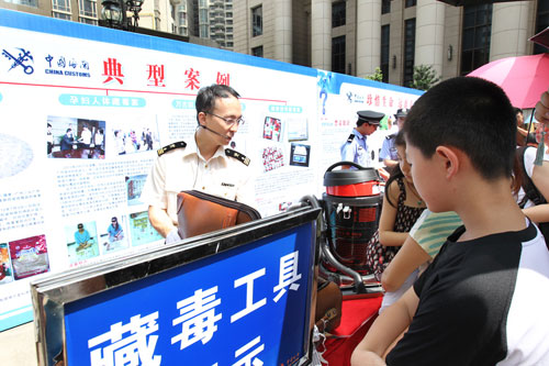 廣州市民與海關(guān)“明星緝毒犬”親密接觸