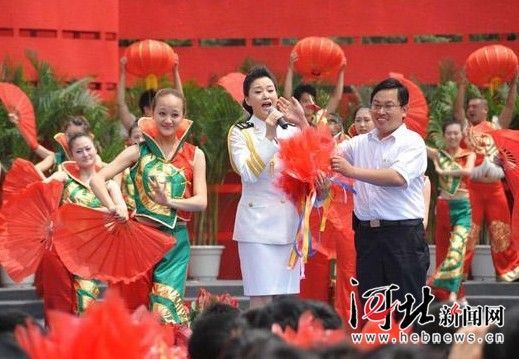 河南一干部“強(qiáng)摟”歌手遭行政拘留 已被免職 (圖)