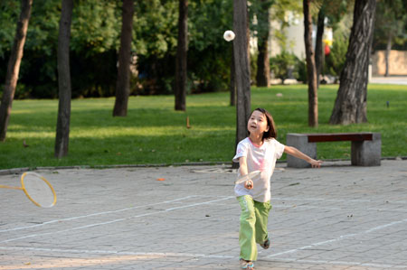 鄭州：兒童在公園盡享節(jié)日歡樂