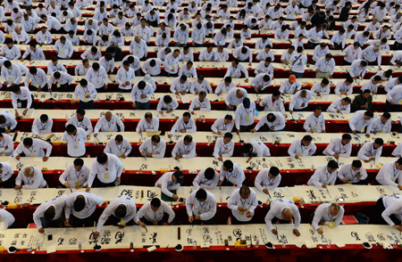 河南開(kāi)封“千人書(shū)菊”創(chuàng)吉尼斯世界紀(jì)錄