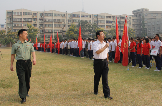 開(kāi)封大學(xué)2013級(jí)新生軍訓(xùn)閉營(yíng)式隆重舉行