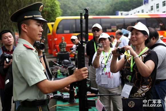 深圳邊防武警軍事表演引香港市民贊嘆