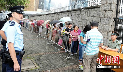 香港市民冒雨領取“愛在香港”慶回歸15周年晚會門票