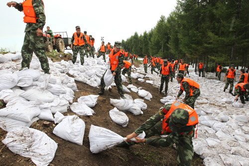 黑河市郊300公頃農(nóng)作物絕產(chǎn) 武警哈爾濱支隊(duì)500官兵夜行570公里支援