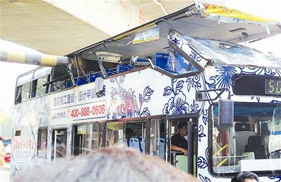 武漢雙層公交撞上限高梁車頂掀開(kāi) 司機(jī)被拘留