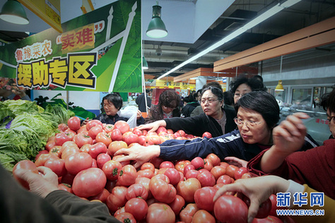 全國各地農(nóng)超對接救助“賣難”菜農(nóng)