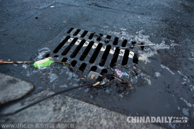 長(zhǎng)春街頭井蓋鎖在路燈桿上 市民稱(chēng)為防盜太拼了