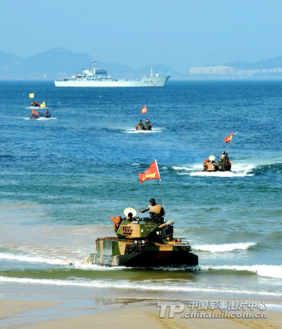 裝甲旅聯(lián)合海軍東海海域協(xié)同作戰(zhàn)演練