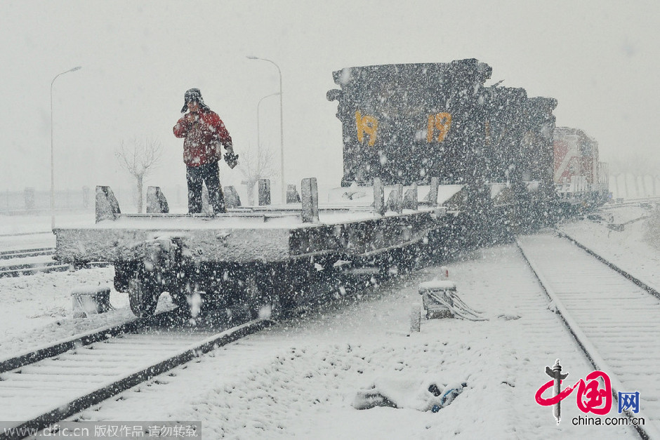 遼寧省大連市發(fā)布暴雪橙色預警 漫天飛雪機車被困