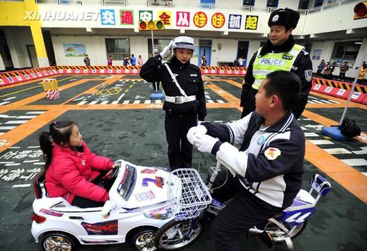 濟南小學生校園內(nèi)體驗交通實踐