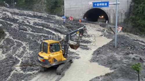 北川暴雨致老縣城全面被淹 通往關(guān)內(nèi)生命通道任禹路中斷