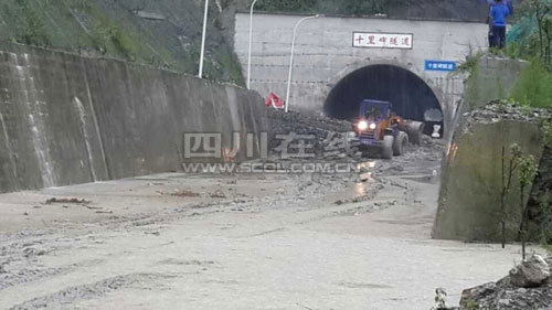 北川暴雨致老縣城全面被淹 通往關(guān)內(nèi)生命通道任禹路中斷