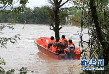 江西修水山洪暴發(fā) 救援人員緊急轉(zhuǎn)移被困群眾