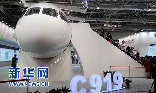 中國C919大型客機樣機首次在海外展出引關(guān)注