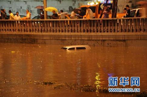 北京再次迎來強(qiáng)降雨 部分城區(qū)嚴(yán)重積水(組圖)