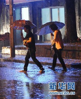 北京再次迎來強(qiáng)降雨 部分城區(qū)嚴(yán)重積水(組圖)