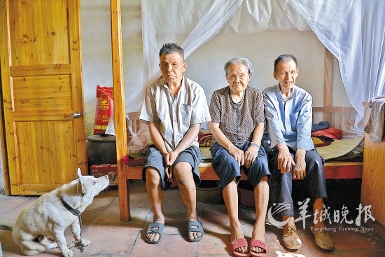 94歲麥奶奶和她的兩個(gè)智障兒 70年艱辛撫養(yǎng)