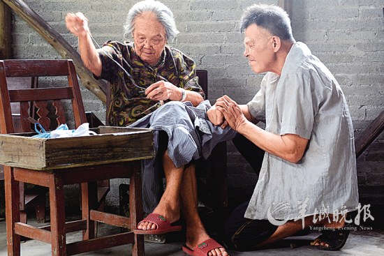 94歲麥奶奶和她的兩個(gè)智障兒 70年艱辛撫養(yǎng)