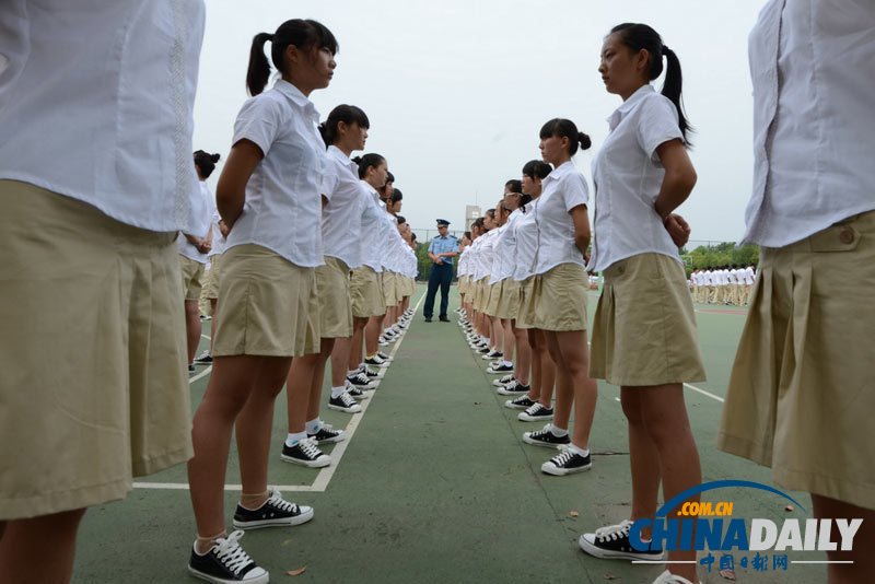 湖北：高校軍訓(xùn) 短裙褲受新生親睞