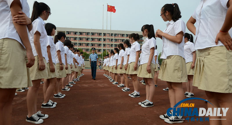 湖北：高校軍訓 短裙褲受新生親睞