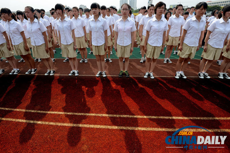 湖北：高校軍訓(xùn) 短裙褲受新生親睞