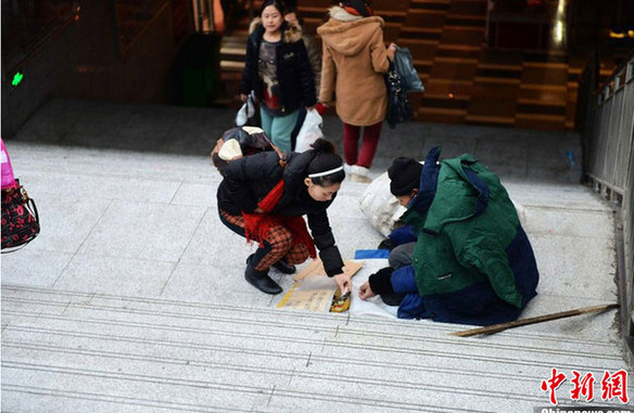 八旬乞丐撿銀行卡后舉牌尋失主 市民紛紛伸援手