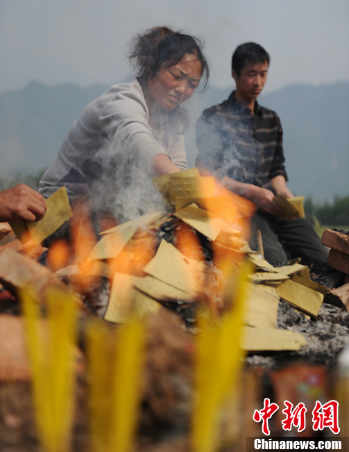 蘆山地震七日祭:幸存孩子是母親唯一的希望