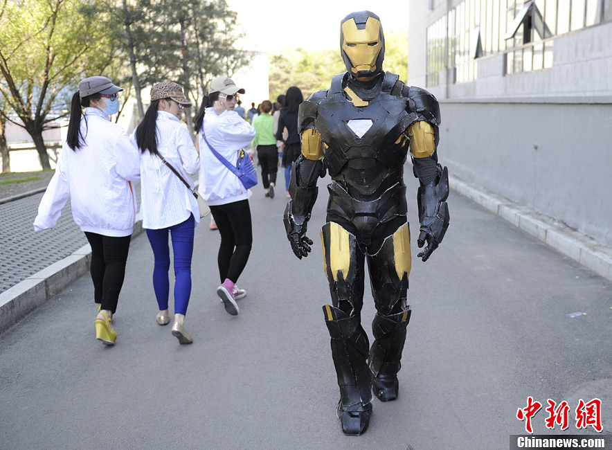 長春大學(xué)生扮“鋼鐵俠”街頭擺酷