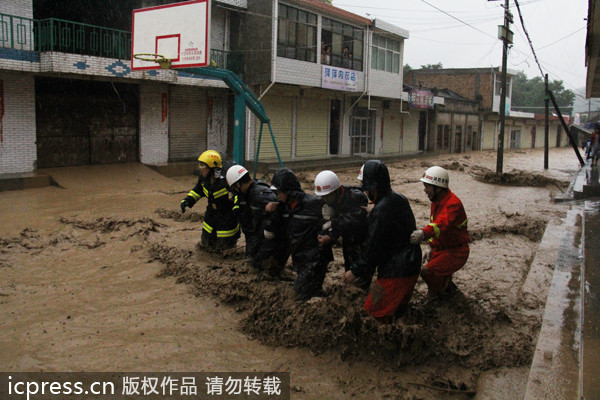 暴雨襲擊甘肅天水引發(fā)泥石流 多處民房被毀數(shù)人被埋