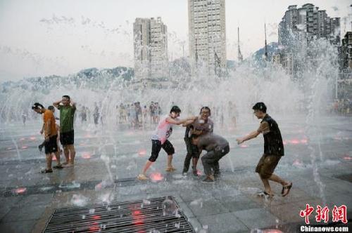 中國連日遭遇高溫侵襲 多地達(dá)40℃突破歷史紀(jì)錄