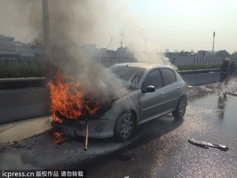 南京：標致轎車自燃面目全非 車主僥幸逃生