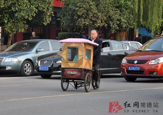 老人改裝“神車”接送孫女上學(xué)(圖)