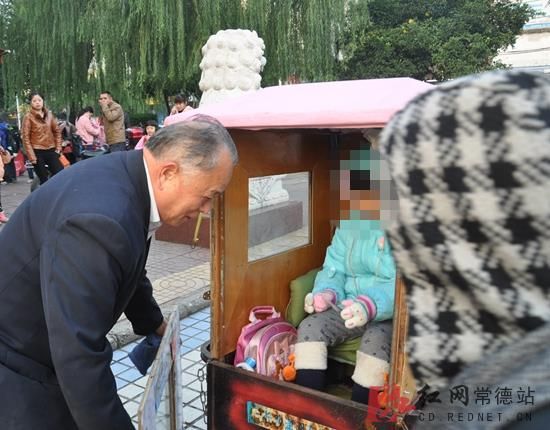 老人改裝“神車”接送孫女上學(xué)(圖)