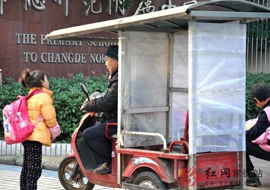 老人改裝“神車”接送孫女上學(xué)(圖)